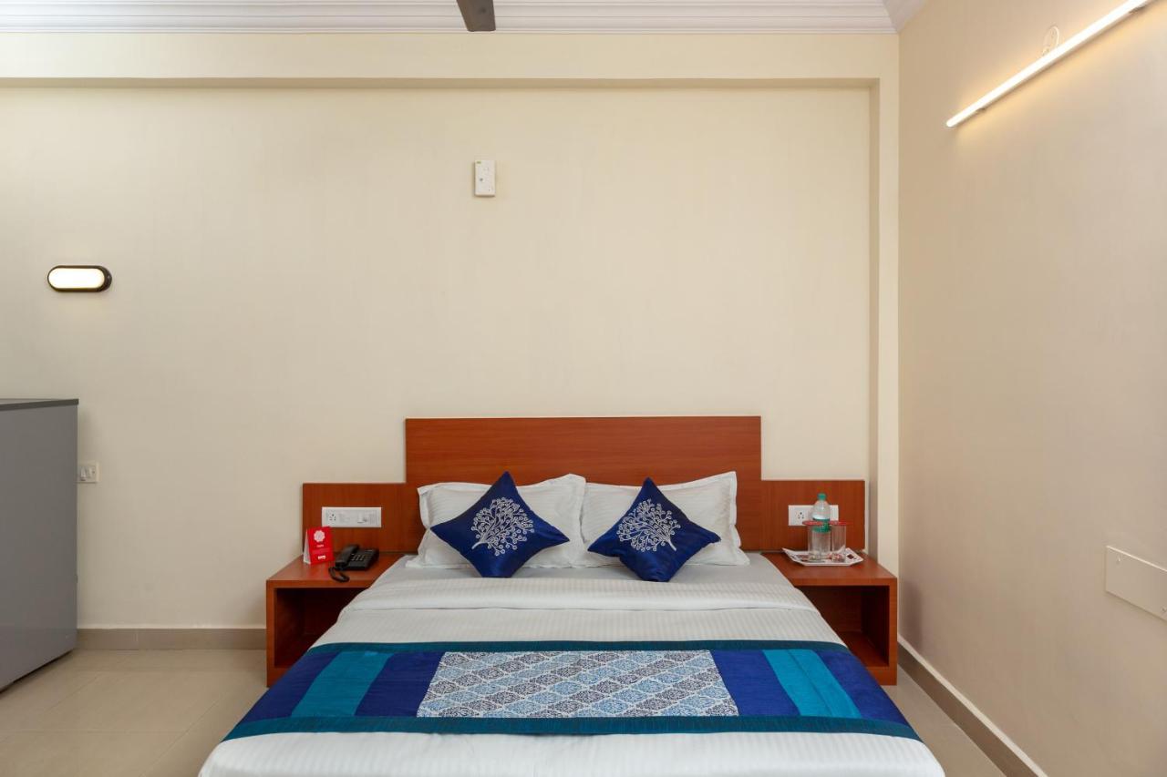 Oyo 22105 Hotel Half Moon Inn Madras Buitenkant foto