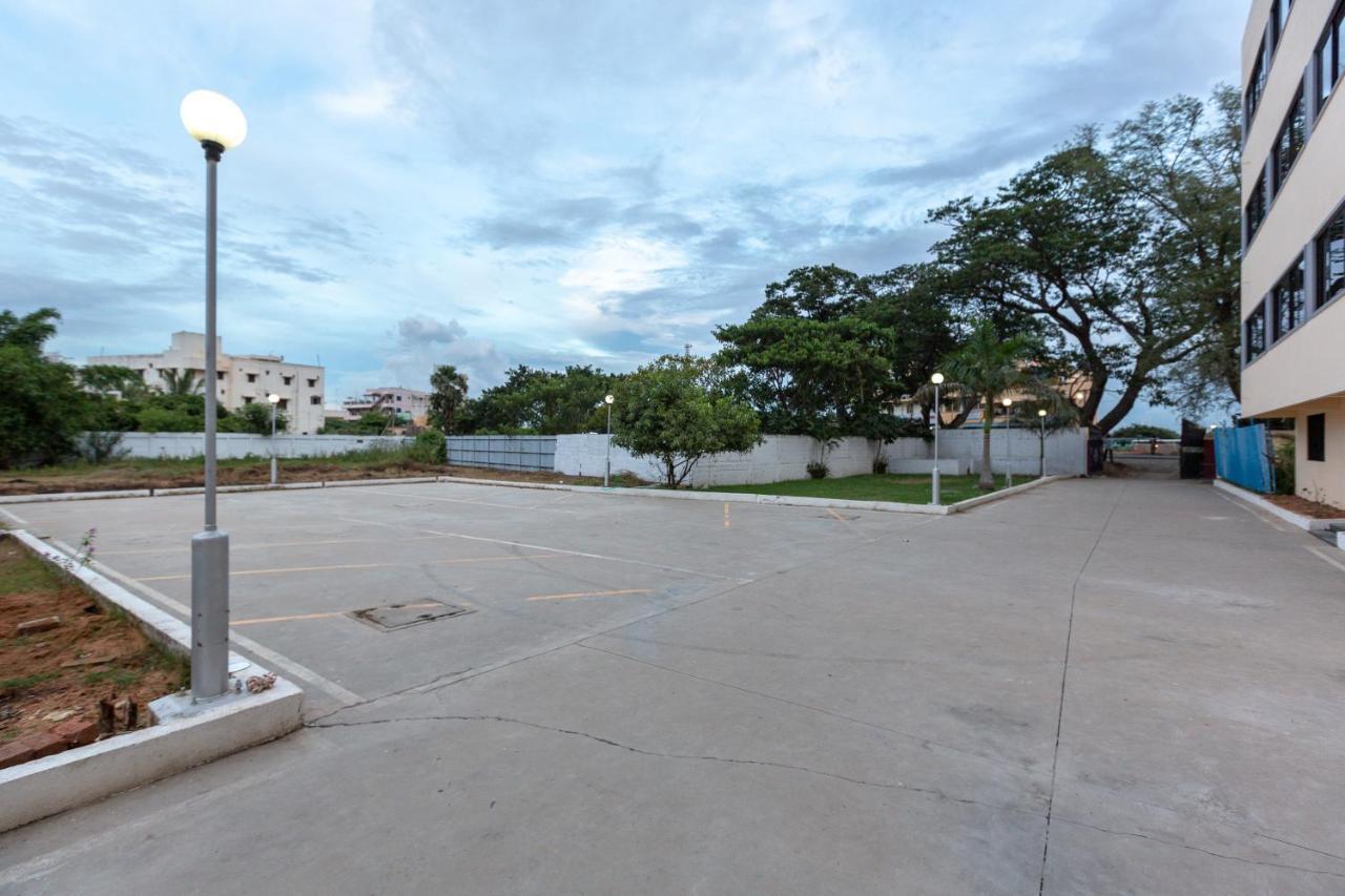 Oyo 22105 Hotel Half Moon Inn Madras Buitenkant foto