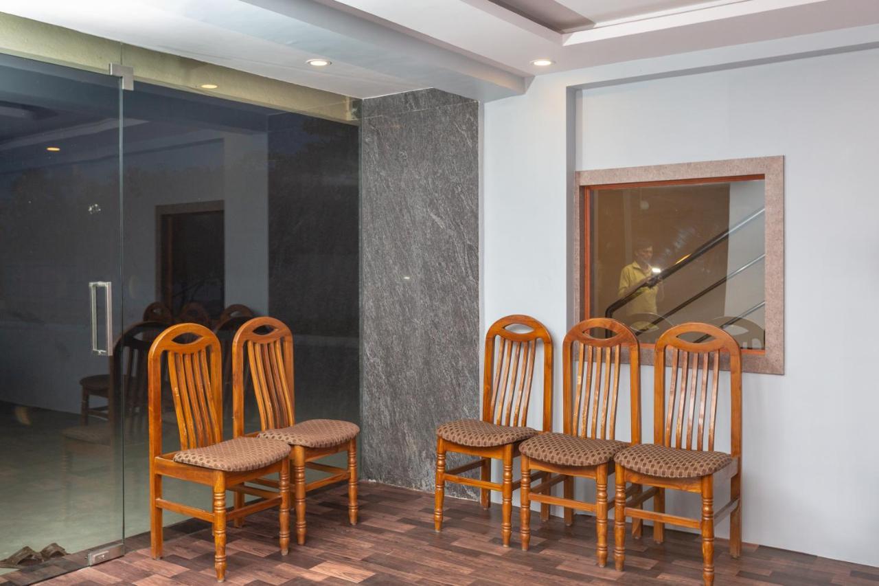 Oyo 22105 Hotel Half Moon Inn Madras Buitenkant foto