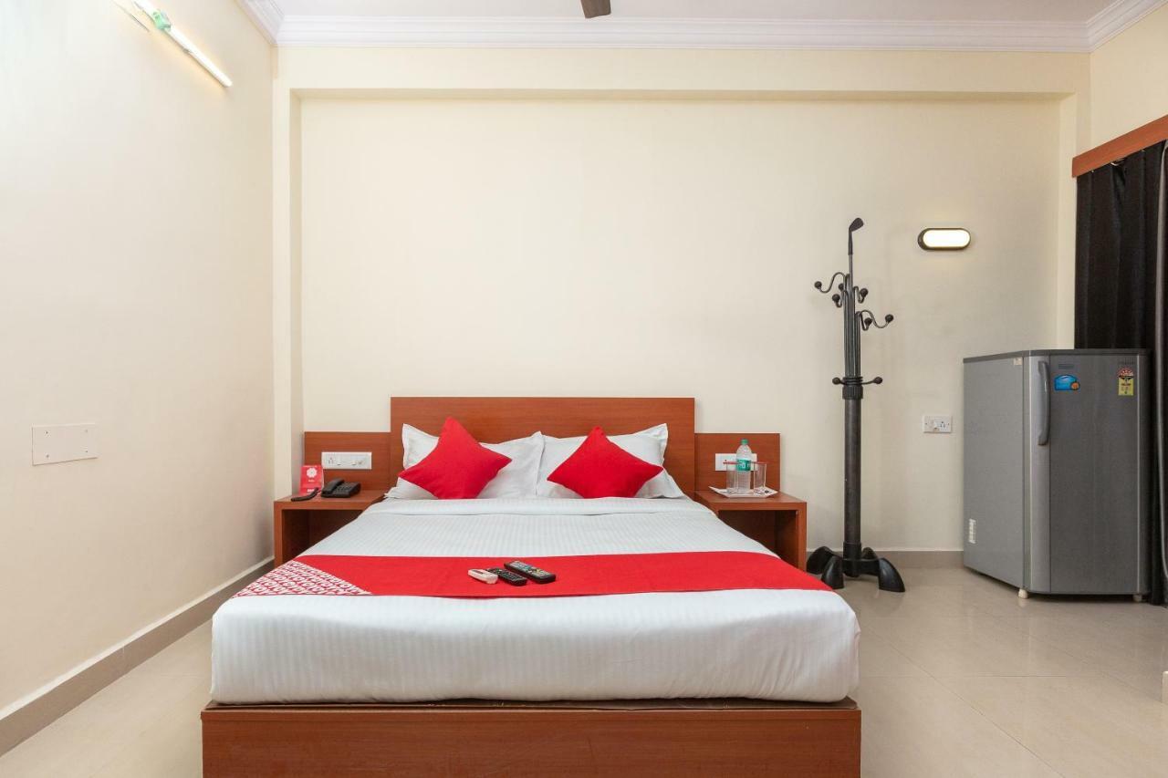 Oyo 22105 Hotel Half Moon Inn Madras Buitenkant foto