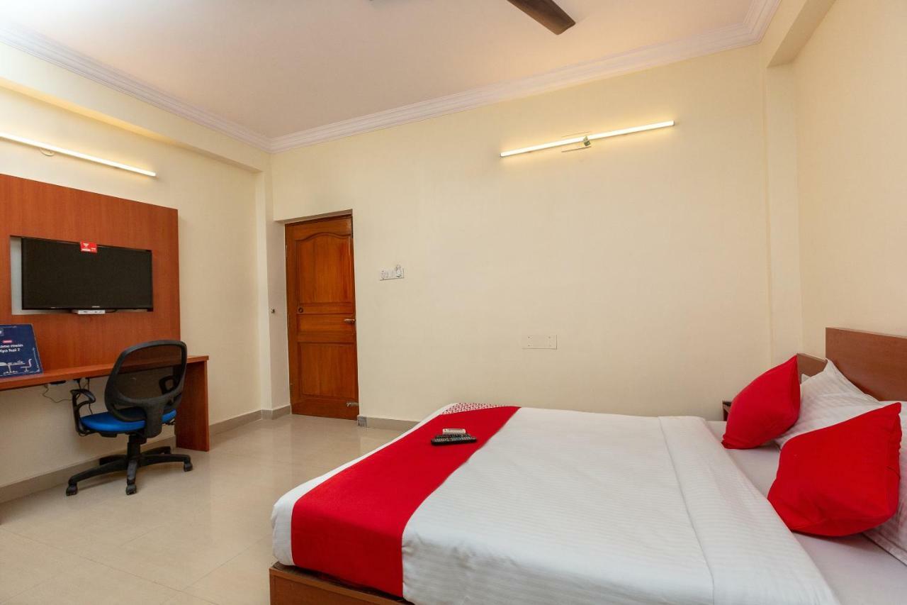Oyo 22105 Hotel Half Moon Inn Madras Buitenkant foto