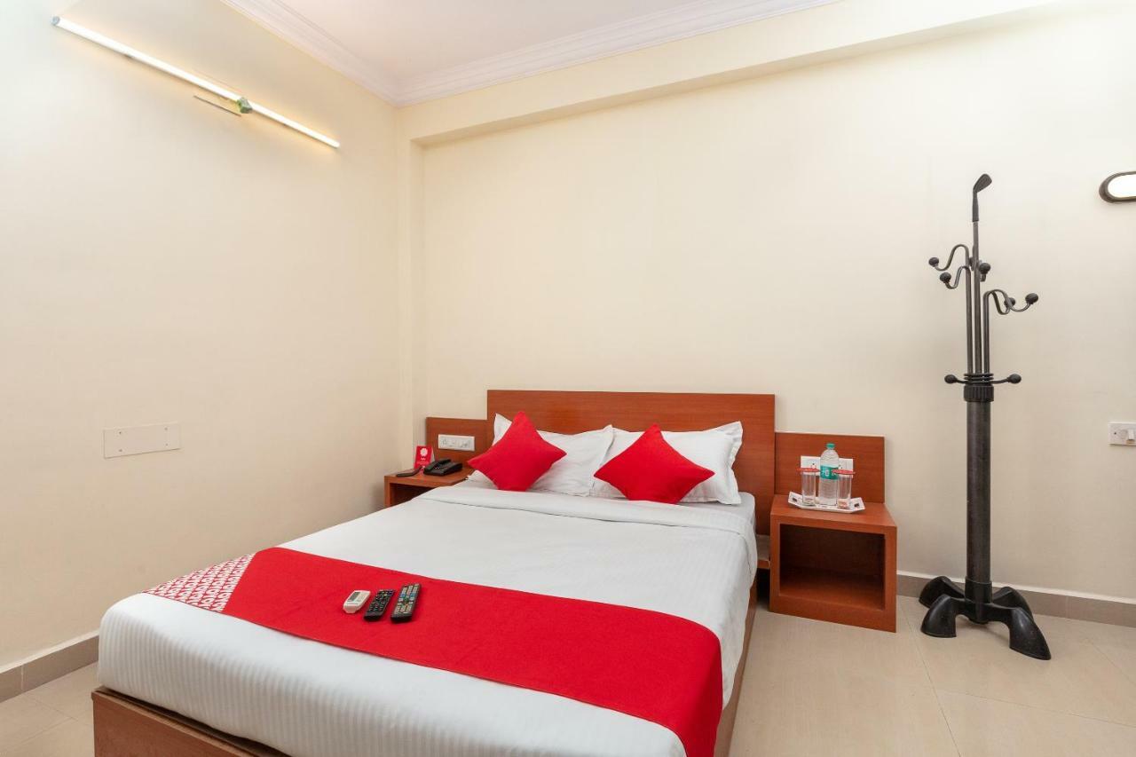 Oyo 22105 Hotel Half Moon Inn Madras Buitenkant foto