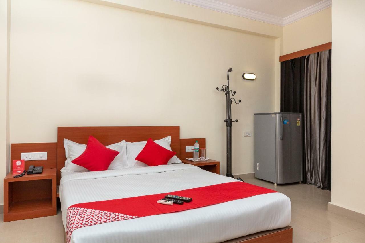 Oyo 22105 Hotel Half Moon Inn Madras Buitenkant foto
