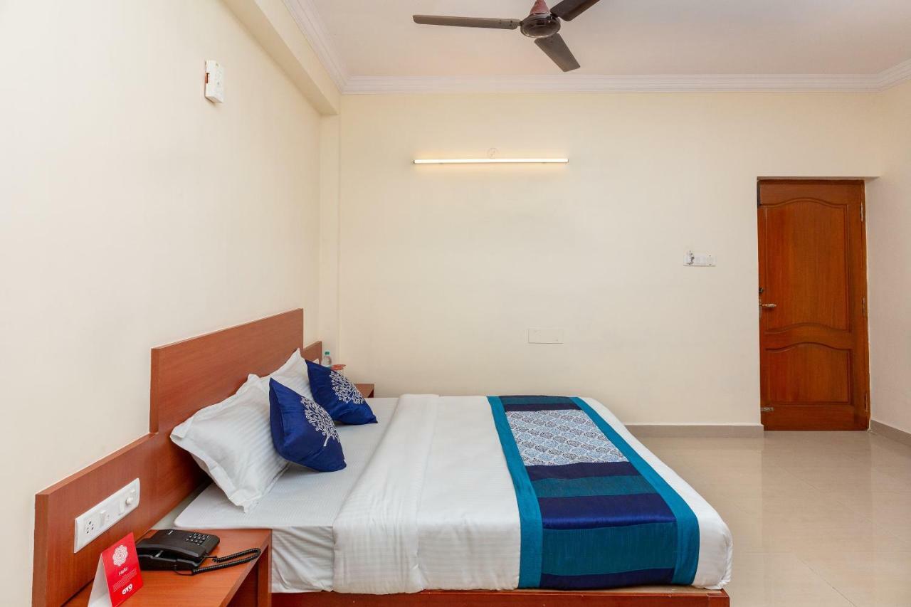 Oyo 22105 Hotel Half Moon Inn Madras Buitenkant foto