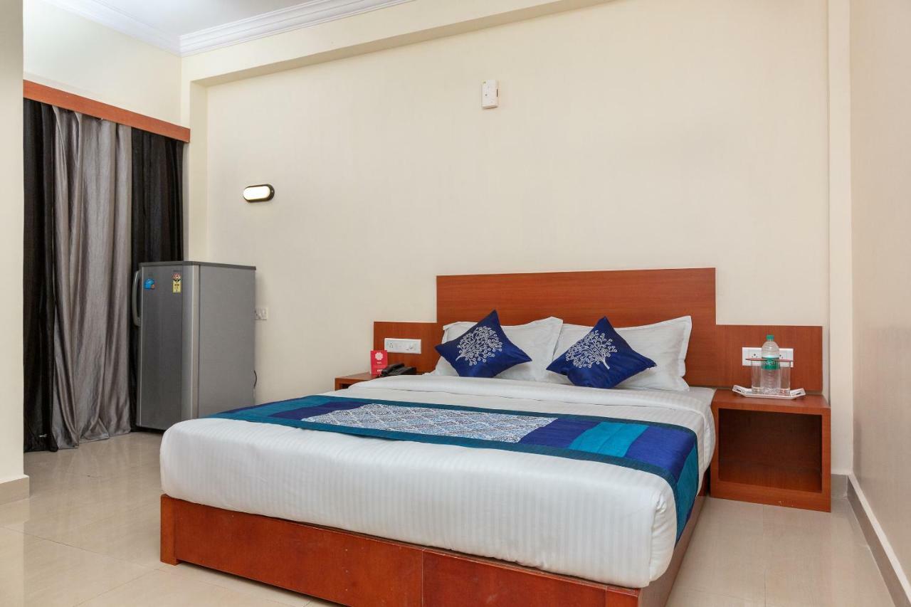 Oyo 22105 Hotel Half Moon Inn Madras Buitenkant foto