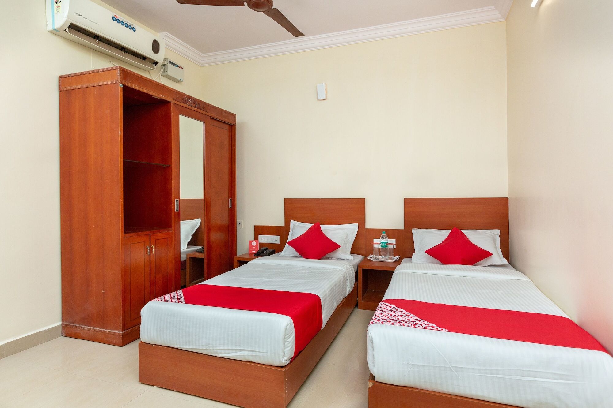Oyo 22105 Hotel Half Moon Inn Madras Buitenkant foto